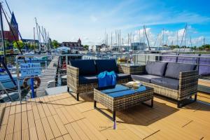 巴特Hausboot Fjord POLARIS mit Biosauna in Barth的一个带两张沙发和一张船上桌子的庭院