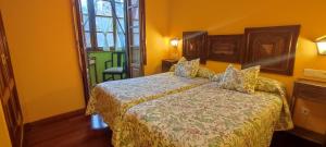 1 dormitorio con 1 cama en una habitación amarilla en Hotel Casa Vieja del Sastre, en Soto de Luiña