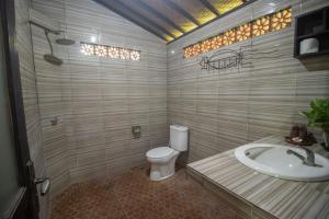 a bathroom with a toilet and a sink at Giri Sari Guest House Pemuteran Bali in Pemuteran