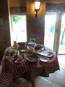 吉馬良斯的住宿－Casal de S.Romão do Meio，一张桌子,上面有食物,放在红色和白色的桌布上