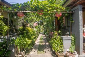 En trädgård utanför Giri Sari Guest House Pemuteran Bali
