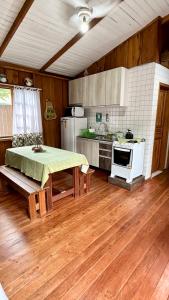 a kitchen with a table and a stove in it at Casinha na Ilha do Mel - Pr in Ilha do Mel