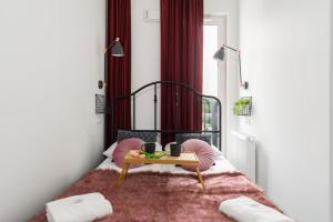 Lova arba lovos apgyvendinimo įstaigoje Esencja Apartments with Free Parking Garbary 104 by Renters