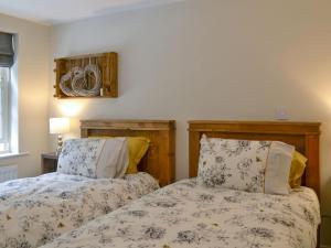 a bedroom with two beds next to each other at Loyal Cerise in Cawood