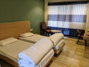 Łóżko lub łóżka w pokoju w obiekcie Gantavya Resort