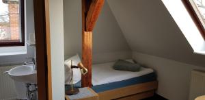 a small room with a bunk bed and a sink at Zur Eiche - Pension in Böhlen