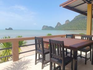d'une table et de chaises sur un balcon avec vue sur l'océan. dans l'établissement Ma Lay Resort, à Ban Pheng Krong