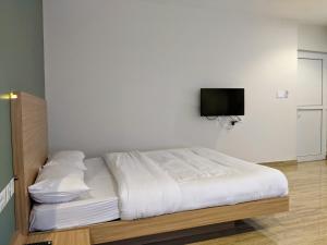 Łóżko lub łóżka w pokoju w obiekcie Gantavya Resort