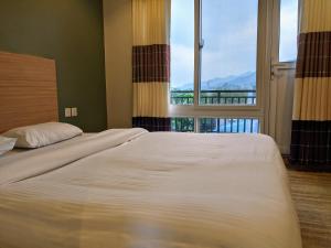 Łóżko lub łóżka w pokoju w obiekcie Gantavya Resort