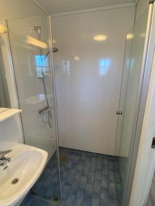 W łazience znajduje się prysznic i umywalka. w obiekcie Haraldshaugen Camping w mieście Haugesund