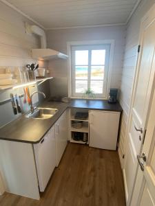 cocina pequeña con fregadero y fogones en Haraldshaugen Camping, en Haugesund