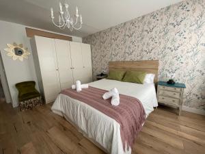 1 dormitorio con 1 cama con 2 toallas en Casa da Fonte en Ourense