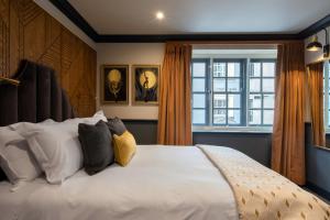 a bedroom with a large bed and a window at Hort's Townhouse in Bristol