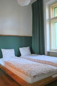 1 Schlafzimmer mit 2 Betten und einem Fenster in der Unterkunft Schöne einfache Wohnung in Jugendstilhaus in Feistritz an der Drau