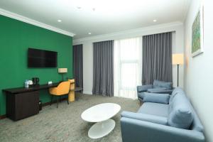 Televisyen dan/atau pusat hiburan di Pine Astoria Hotel