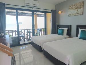 Cette chambre dispose de deux lits et d'un balcon. dans l'établissement Ma Lay Resort, à Ban Pheng Krong
