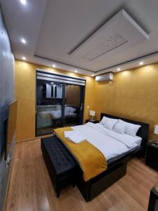 ein Schlafzimmer mit einem großen Bett in einem Zimmer in der Unterkunft Mali Princ Pupin Palace in Novi Sad