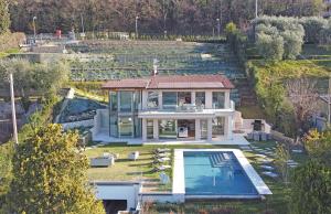 una vista aérea de una casa con piscina en Villa Bianca directly on the lake modern amazing, en San Felice del Benaco