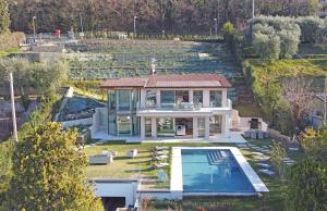 Πισίνα στο ή κοντά στο Villa Bianca directly on the lake modern amazing
