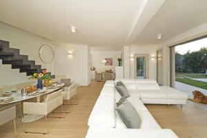 Χώρος καθιστικού στο Villa Bianca directly on the lake modern amazing