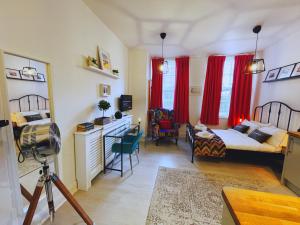 1 dormitorio con 1 cama y escritorio en una habitación en Bristol City Stays - Cabot Circus, en Bristol