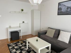 A seating area at Apartman Danica