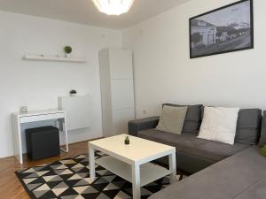 - un salon avec un canapé et une table dans l'établissement Apartman Danica, à Kutina