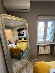 um quarto com um espelho, uma cama e uma janela em Casa Anita em Mentana