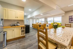 Kitchen o kitchenette sa Private 7 bed wing of former farmhouse, edge of Exmoor, sleeps 16