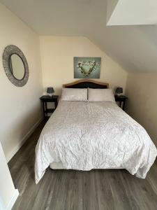 ストリートにあるEdge of Glastonbury and Street Town Centre, 2BD Apt with Parkingのベッドルーム1室(白い掛け布団付きのベッド1台付)