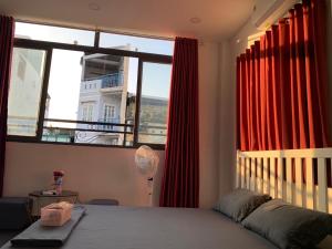 胡志明市的住宿－Elegant Hostel Sai Gon - District 3，一间卧室设有一张床和一个大窗户