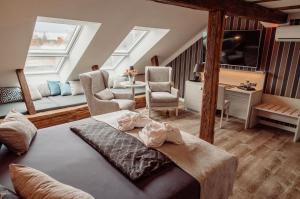 um quarto com uma cama e uma sala de estar em AnaCapri Gästehaus Lugano em Ueckermünde