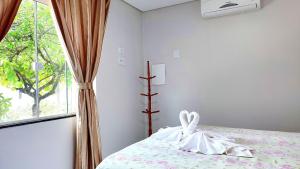 une chambre avec un lit et une fenêtre dans l'établissement Linda Casa Bairro tranquilo prox Cataratas, à Foz do Iguaçu