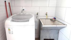 La salle de bains est pourvue d'un lavabo. dans l'établissement Linda Casa Bairro tranquilo prox Cataratas, à Foz do Iguaçu 47 autres photos