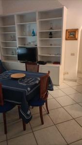 uma sala de jantar com uma mesa e uma secretária em Cataldo Guest House em Capri