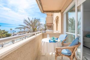 A balcony or terrace at Apartamento familiar vistas al mar by Rent Me