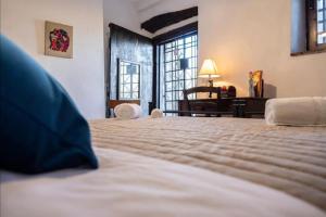 1 cama grande en un dormitorio con ventana grande en Villa Cefalu private pool en SantʼAmbrogio