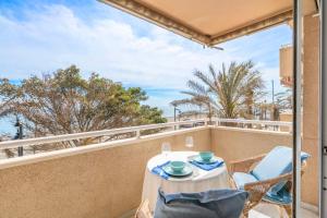 A balcony or terrace at Apartamento familiar vistas al mar by Rent Me