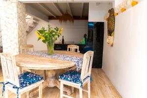 勒吉安的住宿－Shray Villa. Legian，餐桌、椅子和花瓶