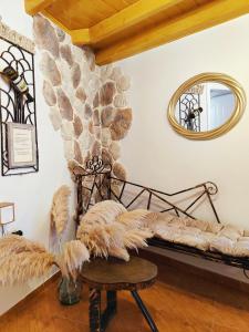 Cette chambre comprend un lit avec un siège en plumes et un miroir. dans l'établissement Chrysalenia House Corfu Town, à Corfou