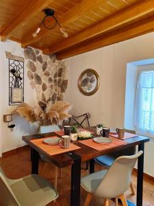 - une salle à manger avec une table et des chaises en bois dans l'établissement Chrysalenia House Corfu Town, à Corfou