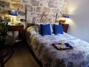 ein Schlafzimmer mit einem Bett und einem Tablett darauf in der Unterkunft Habitación en casa con encanto, Úbeda in Úbeda