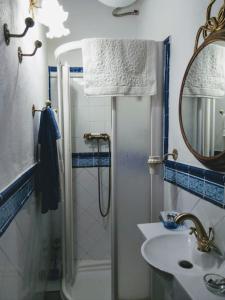 ウベダにあるHabitación en casa con encanto, Úbedaのバスルーム(シャワー、シンク、鏡付)