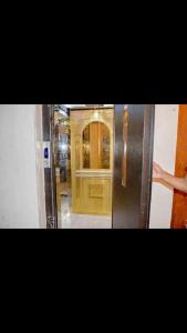 زهرة مطروح للشقق الفندقية في مرسى مطروح: باب مصعد مفتوح في مبنى