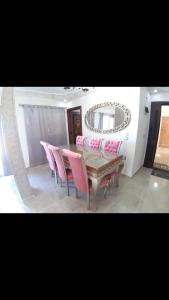 a dining room with a table and chairs and a mirror at زهرة مطروح للشقق الفندقية in Marsa Matruh