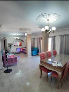 a living room with a table and a couch at زهرة مطروح للشقق الفندقية in Marsa Matruh