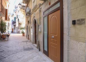 una porta sul lato di un edificio in una strada di Kellas home a Bari