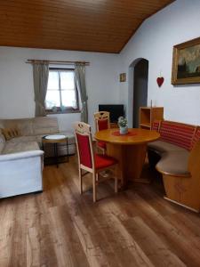 ein Wohnzimmer mit einem Sofa und einem Tisch in der Unterkunft Ferienwohnung Lenz in Marktschellenberg