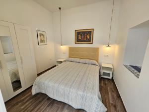 een slaapkamer met een groot bed in een kamer bij Casa Buenavista Agaete in Agaete