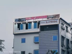 un edificio con un cartel en la parte superior en HOTEL SJ PRIDE, en Bhubaneshwar